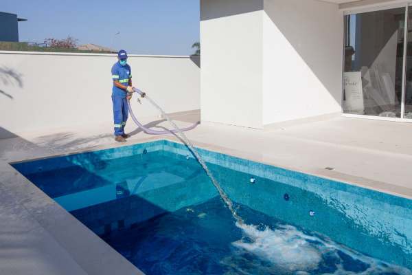 Piscina-azul-retocada-600x400-1